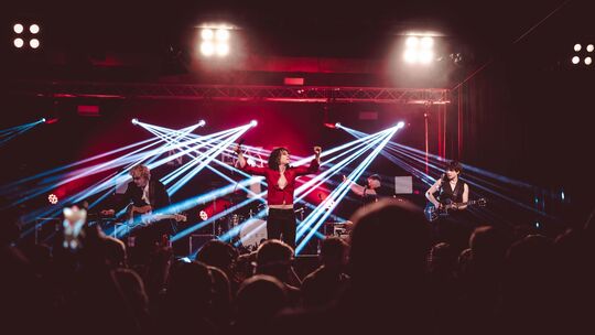 2025 stand unter anderem die Hamburger Indie-Band Neeve auf der Bühen von Maifeld-Live. Welche Künstler wohl in diesem Jahr in P