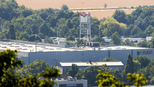 Ein Blick vom Rochusberg Richtung Bingen und das Globus-Logistikzentrum.
