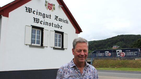 Das Weingut Zwick samt Weinstube ist eine Institution in Hammerstein. Elmar Zwick kennt die Vor- und Nachteile der Lage in unmit
