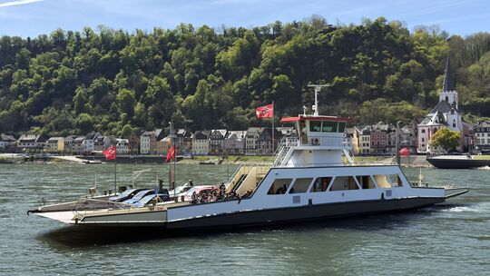 Trotzt erfolgreich der Trockenheit: Die Loreley-Fähre verbindet zuverlässig die beiden Schwesterstädte St. Goar und St. Goarshau