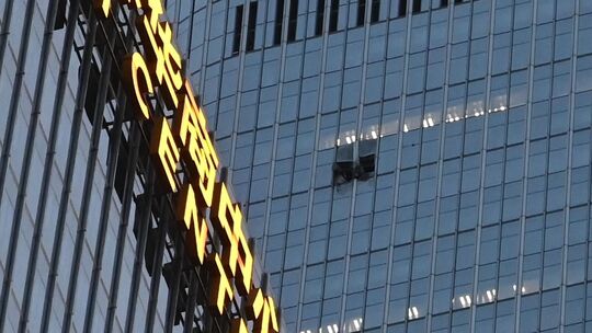 Kleinflugzeug prallt gegen höchsten Wolkenkratzer Pekings
