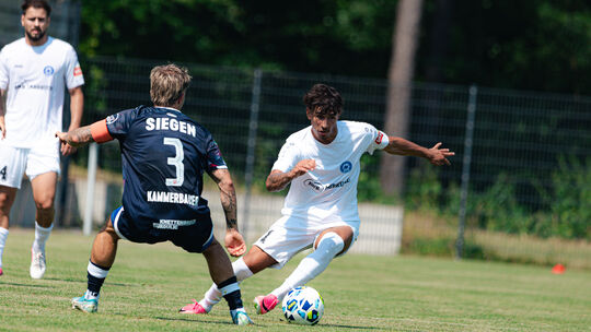 Trotz der hohen Temperaturen sahen die 80 Zuschauer in Willroth eine intensive Partie zwischen dem FC Cosmos Koblenz und den Spo