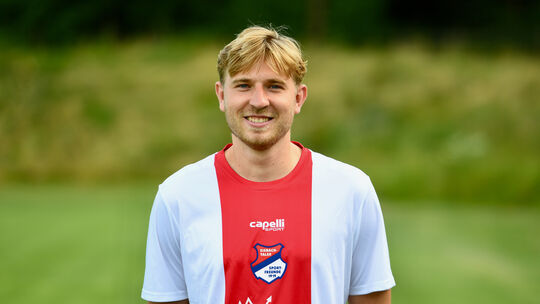 Traf bei der 0:3-Niederlage seiner Sportfreunde Eisbachtal gegen Regionalligist TSV Steinbach-Haiger ins eigene Tor: Lennard Plu