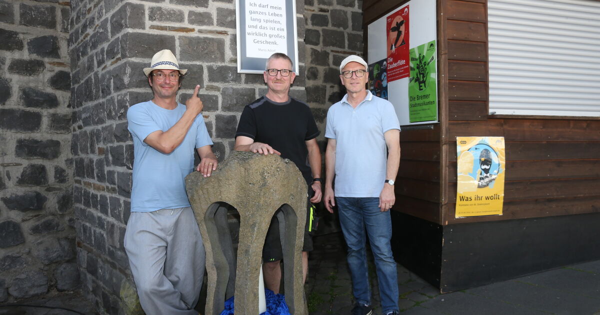 The eternal Mayen lad: Castle Festival: Sculpture commemorates Mario Adorf
