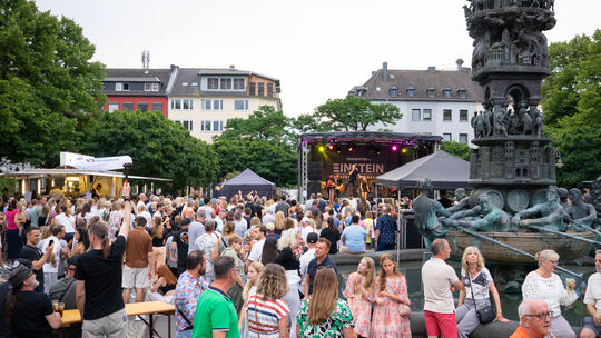 Auf dem Josef-Görres-Platz tummelten sich im vergangenen Jahr beim Altstadtfest viele Menschen rund um den großen Brunnen.