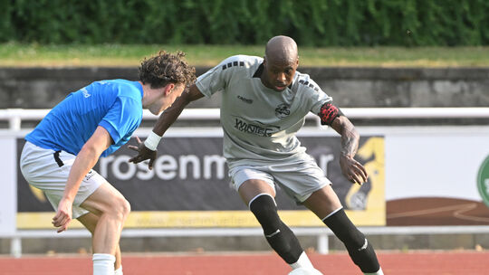 Kelvin Lunga (rechts) trug im ersten Testspiel die Kapitänsbinde beim Ahrweiler BC. Ob das auch während der Saison so sein wird,