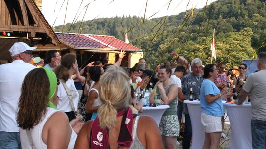 Trotz brütender Hitze feierten zahlreiche Besucher ein unterhaltsames Sommerfest, bei dem heuer nicht alkoholische Getränke den