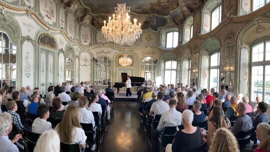 Schloss Engers beherbergt die Kammermusikakademie der Villa Musica - der Dianasaal, hier beim Pfingstfestival, gehört zu den sch