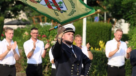 Auch die beiden Fähnriche Nick König (Foto) und Benedikt Klein zeigen eindrucksvoll ihr Können.