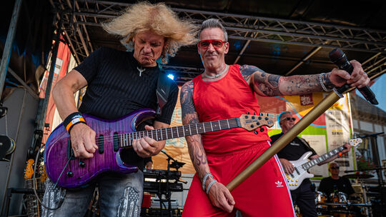 Sir Williams-Frontmann Armin Joisten (rechts) und Gitarrist Rolf Montenbruck rocken auf dem Marktplatz in Ahrweiler.