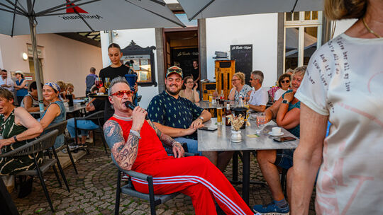Armin Joisten, Sänger von Sir Williams, geht auch gern mal ins Publikum und setzt sich zu den Fans.
