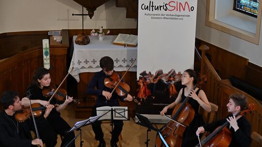 Der Stargeiger Marc Bouchkov (links), nahm mit vier hochbegabten Stipenditaten der Villa Musica die Zuhörer des Konzertes in der