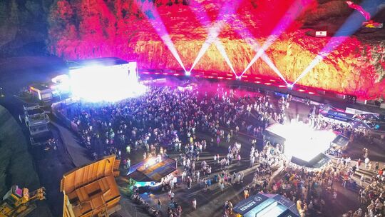 Atemberaubende Kulisse: Licht, Laser und Nebel verwandelten den Juchem-Steinbruch in eine riesige Open-Air-Arena.