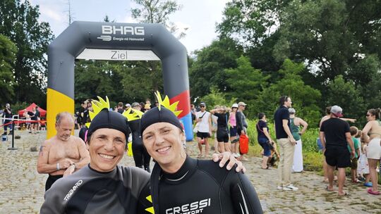 Britta Schönebeck (links) aus Wuppertal und Tanja Schmidt aus Hamm kamen gemeinsam ins Ziel.
