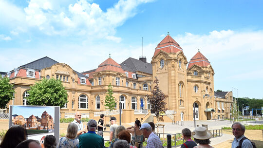 Der Tag der Architektur am Steigenberger Hotel in Bad Neuenahr. Vorne links ist Architekt Gerd Bungarten vor dem Kurhaus zu sehe