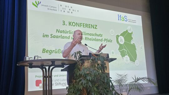 Prof. Peter Heck, Direktor des Institut für angewandtes Stoffstrommanagement (IfaS) eröffnete mit seiner Rede am Umwelt-Campus B
