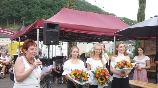Ingrid Näkel-Surges stellte die drei neuen Majestäten vor: Weinprinzessin Sarah Laukat (von links), Weinkönigin Nadine Laukat un