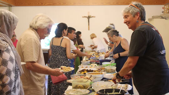 Das Büfett mit Spezialitäten aus vieler Herren Länder beim Eine-Welt-Dinner in Lahnstein fand regen Zuspruch.