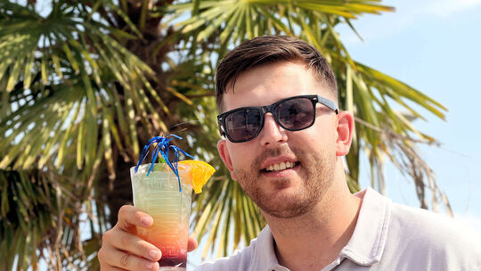 Neuma-Beach-Chef Valon Karalija (28) präsentiert den „Asunción-Tropicana“.
