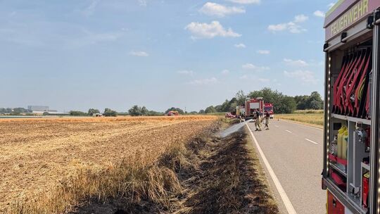 Am Freitag, 26. Juni, kam es gegen Mittag zu einem größeren Flächenbrand bei Grafschaft-Eckendorf, ganz in der Nähe des Meckenhe
