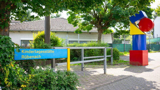 Die Kita Im Zauberland in Koblenz-Rübenach wird neu gebaut. Sie entsteht auf einer Grünfläche neben dem alten Gebäude.