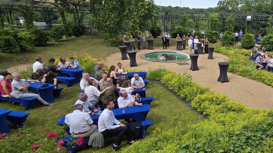 Im hinter dem Schloss und hoch über der Lahn gelegenen Rosengarten, suchten viele der geladenen Gäste irgendwelche Aufenthaltspl