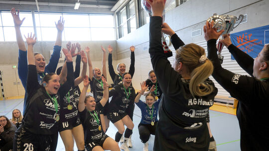 Groß war der Jubel bei den Regionalliga-Handballerinnen der HSG Hunsrück nach dem Gewinn des Rheinlandpokals an Ostermontag in S