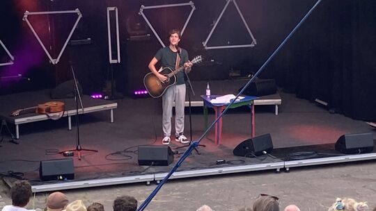 Zum Auftakt des Waldeck Open Air-Festivals war es Kabarettist und Liedermacher Falk (Plücker) der mit Texten und Liedgut aus eig