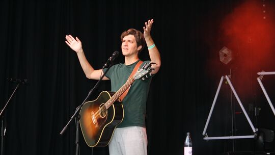 Zum Auftakt des Waldeck Open Air-Festivals war es Kabarettist und Liedermacher Falk (Plücker) der mit Texten und Liedgut aus eig