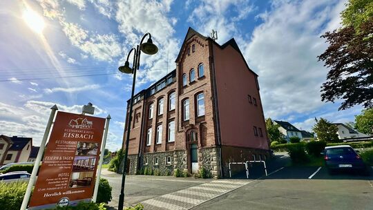 Die alte Schule, die auch als Rathaus genutzt wurde, soll perspektivisch Teil des Eisbach werden. Eine Erweiterung sieht Hotelie
