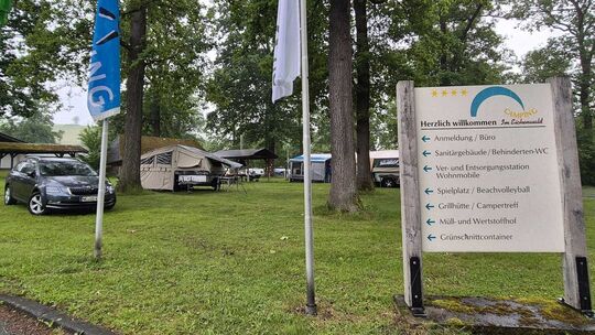 Inmitten eines 150 Jahre alten Eichen-und Buchenbestandes bietet der Campingplatz Eichenwald bei Mittelhof eine parkähnliche Atm