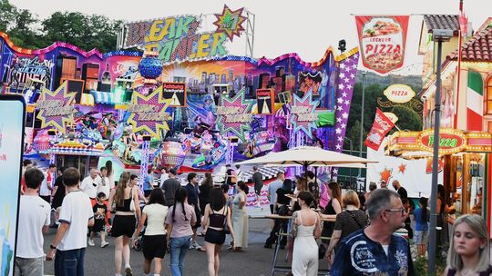 Von Autoscooter über Breakdance bis Essensbuden - die Premiere des Nahe-Sommerfests präsentiert sich bunt.
