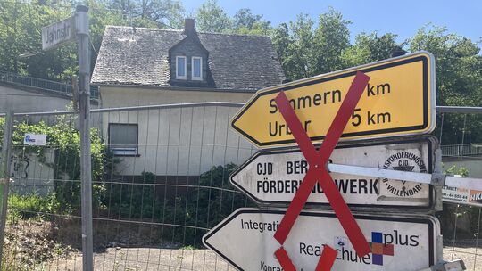 Mit roten Sperrbalken versehene Wegweiser und das Straßenschild markieren die Sperrung der Jahnstraße. Die Bauarbeiten führen de