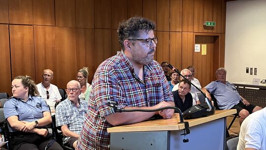 Sven Kasper nutzte die Einwohnerfragestunde im Stadtrat, um beim OB wegen der Baupläne der Gewobau an der Alzeyer Straße nachzuf