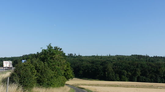 Auf der von Wald umgebenden Fläche „Im Schwarzenberg“ unweit der A 61 (links) soll eine große Freiflächenphotovoltaikanlage ents