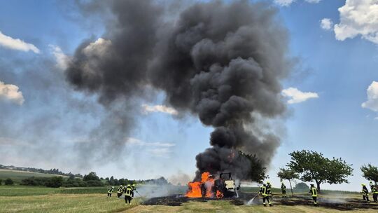 Ein Traktor mit Heuballenpresse stand beim Eintreffen der Feuerwehr Spabrücken-Hergenfeld auf einem Wirtschaftsweg zwischen Arge