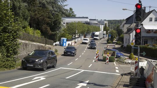 Der Verkehr wird an der Baustelle in der Westerburger Jahnstraße einspurig vorbeigeführt. Dies wird voraussichtlich noch bis Mit