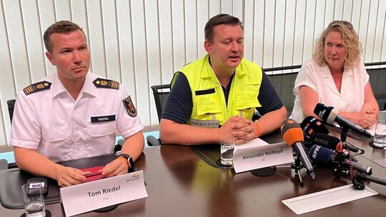 Bei der Pressekonferenz am Sonntagabend in der Rüdesheimer VG-Verwaltung erklärten Landesbrandinspektuer Tom Reidel, Kreis-Brand
