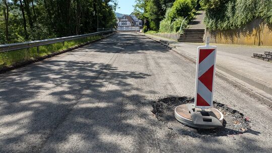 Ab kommenden Dienstag soll die B62 in Mudersbach asphaltiert werden. Diese Arbeiten sollen bis Donnerstag abgeschlossen sein.