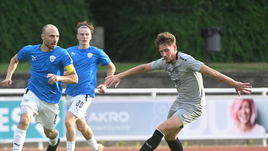 Heiß war's im Ahrweiler'Apollinarisstadion beim Testspielauftakt des Ahrweiler BC, der sich mit 1:1 vom FC Emmelshausen-Karbach
