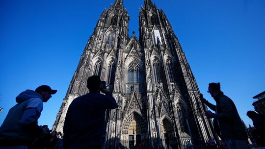 Touristen fotografieren den Kölner Dom Touristen fotografieren den Kölner Dom