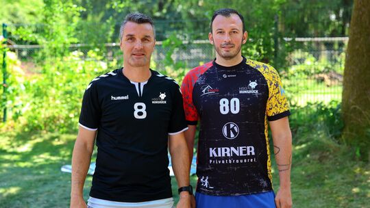 Florin Nicolae (links), Trainer des Handball-Oberligisten HSG Hunsrück, begrüßt seinen rumänischen Landsmann Florin Acatrinei, d