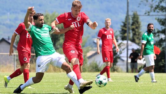 Der FC Viktoria Köln (rote Trikots) erzielte beim Benefizspiel in Rodenbach 18 Tore. Der gute Zweck stand bei der Partie aber zw