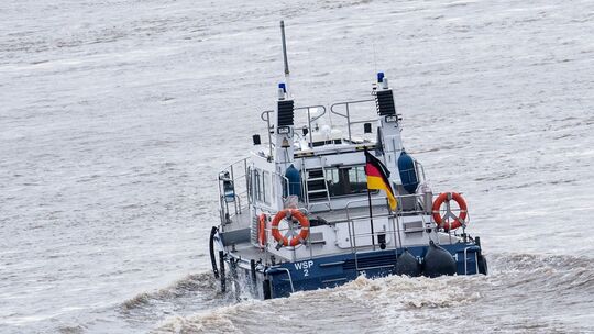 Ein Schiff der Wasserschutzpolizei fährt auf dem Rhein. (Symbolfoto)