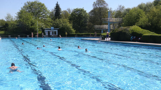 Im Freibad Pellenz kann man sich ab sofort wieder eine willkommene Abkühlung verschaffen.