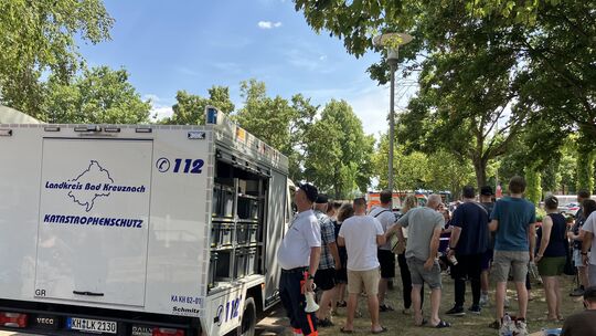 Am Sonntagnachmittag warteten die Traiser Bürger auf einen Platz im Feuerwehrauto. Die Einsatzkräfte fuhren die Evakuierten, die