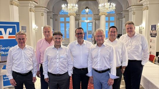 Die Vorstände der beteiligten Banken mit dem Vorsitzenden des Aufsichtsrates (von links): Erich Serwas, Lothar Klein, Michael Ma