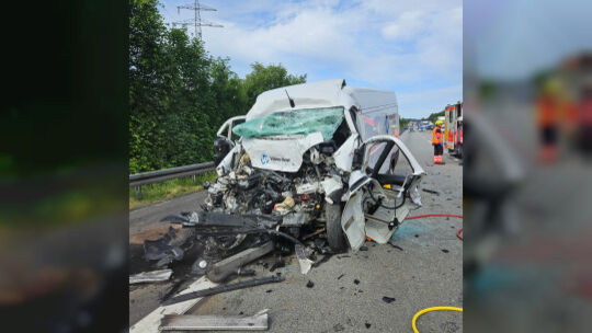 Die A3 in Limburg: Der Fahrer dieses Kleintransporters hatte aufgrund der Wucht des Aufpralls auf ein Stauende am Montag, 8. Jun