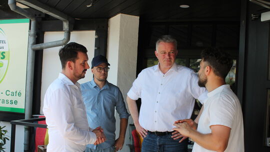 Am Weinhaus Treis in Weinähr informierte sich Gordon Schnieder (2. von rechts) mit (von links) Oliver Krügel, Ortsbürgermeister