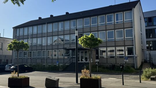 Das alte Rathaus vor seinem Abbruch: Am 6. Juli starten die vorbereitenden Arbeiten, der Rathausvorplatz wird aus Sicherheitsgrü